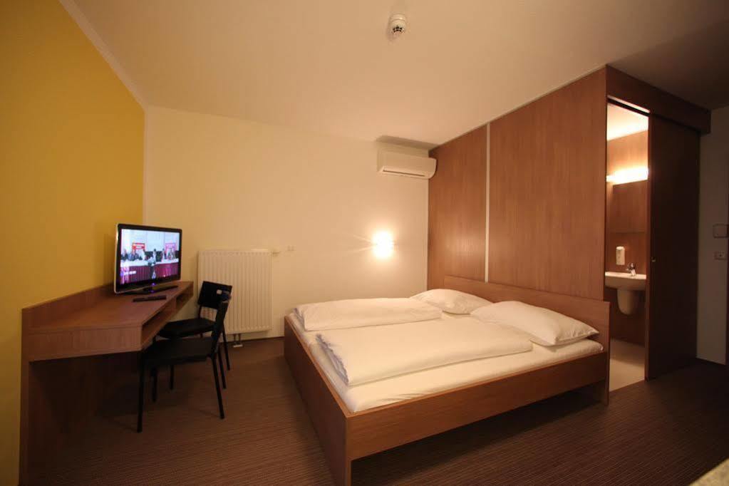 Fair-Price-Hotel バート・ヴァルタースドルフ エクステリア 写真